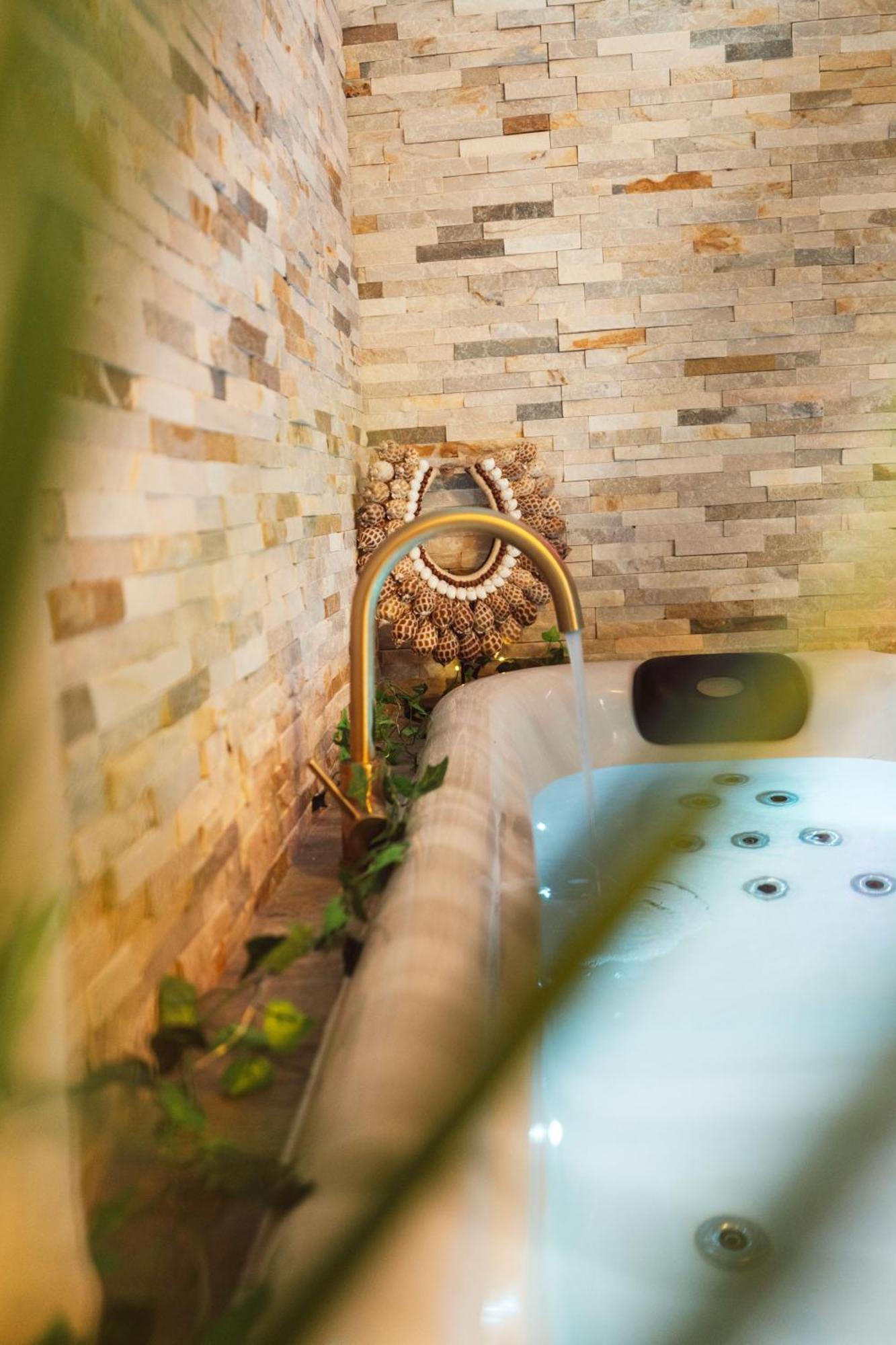Suite And Spa La Perla Bianca Grabels Buitenkant foto
